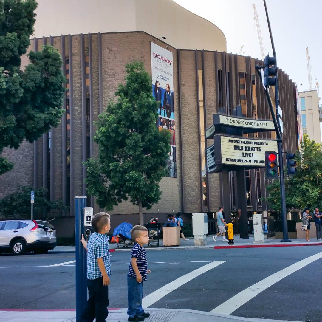 9 things you should know before booking kids theatre tickets, from which seats to pick to how to handle parking. #Minimaster #ad