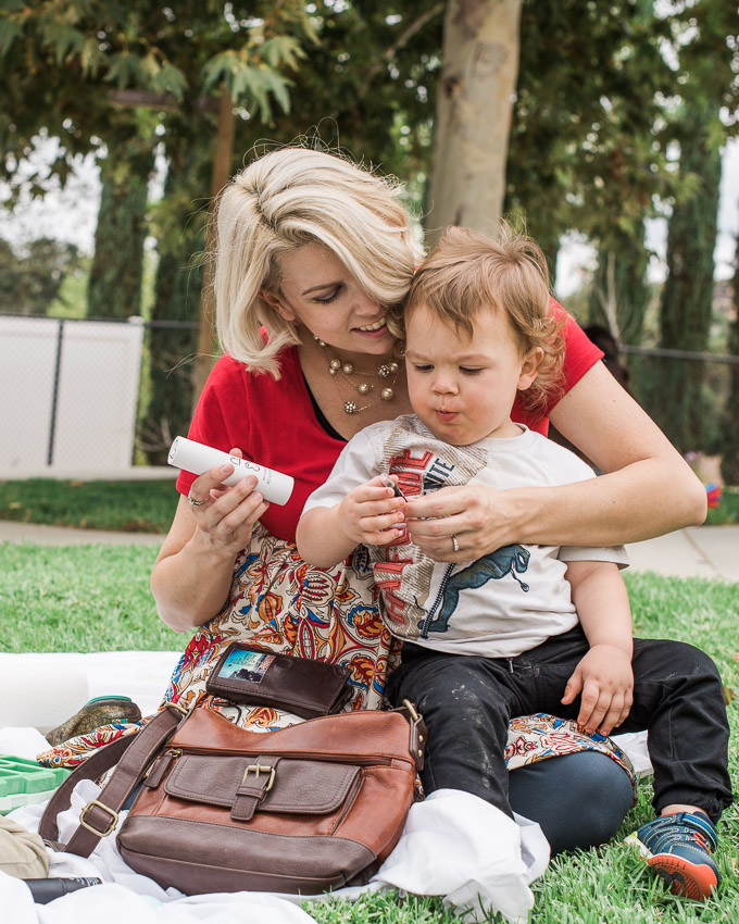Comfy clothes and a few purse essentials keep me feeling comfy and beautiful in the third trimester!