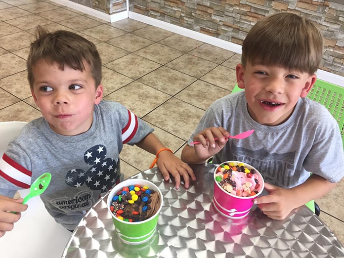 children eat icecream