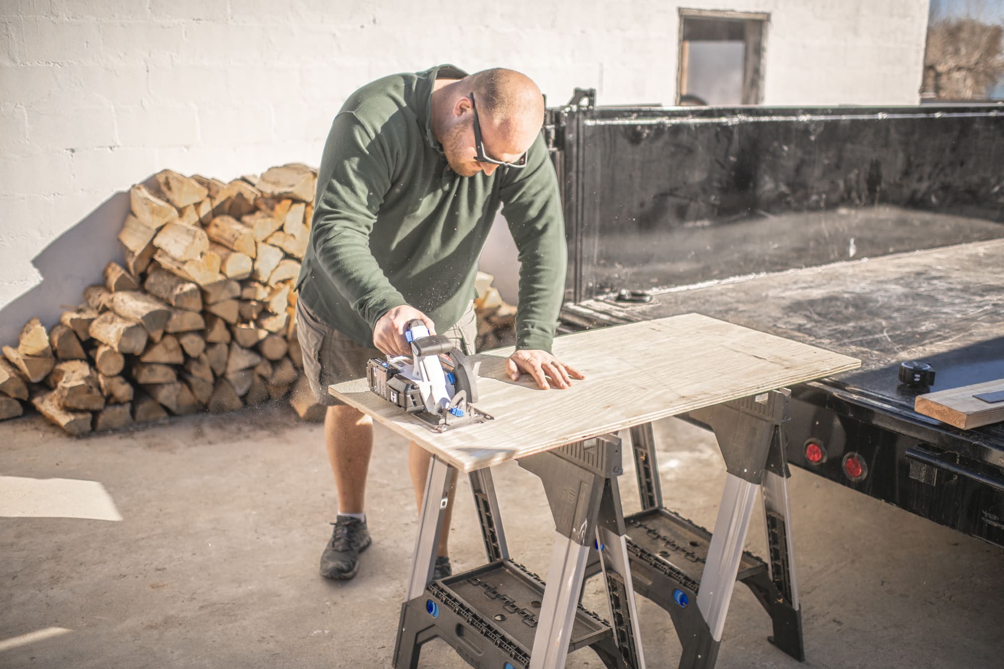 Cutting plywood with hart circular saw