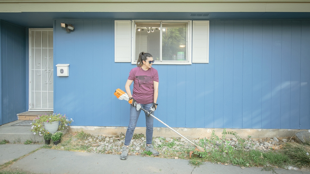 Chelsea Day using the STIHL FSA 90 R as a lawn care tools