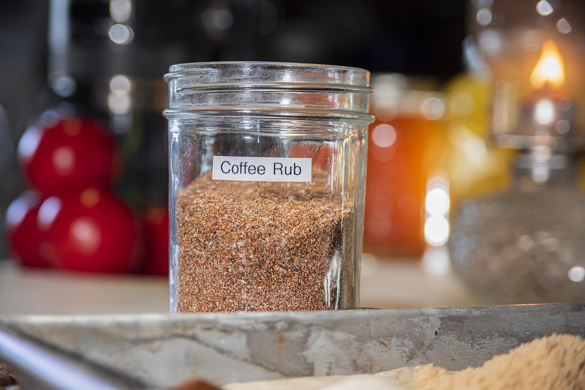 How to make a coffee rub and store it
