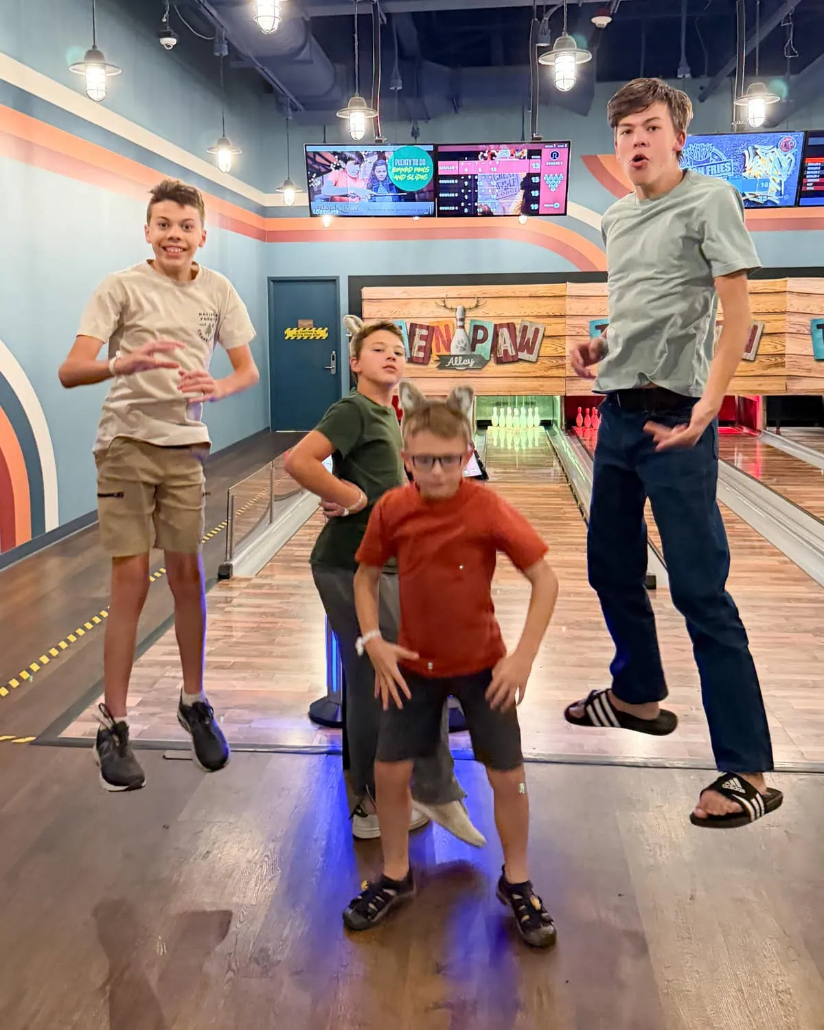 kids bowling at great wolf lodge